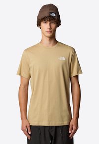 The North Face M SS BOX NSE TEE - T-shirts print - khaki stone white dune