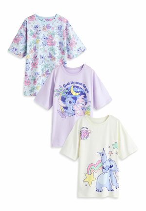 Trois t-shirts pour enfants aux couleurs pastel avec des personnages de dessins animés, des étoiles, des ananas et des motifs ludiques sur des fonds bleu clair, violet et crème.