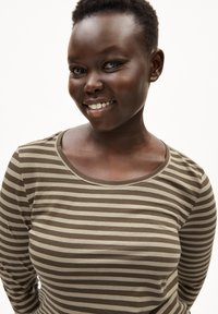 Gestreiftes langärmliges Hemd in Olivgrün und Beige. Weicher Stoff mit rundem Ausschnitt und taillierter Form. Dezenter Kontrast zwischen den Streifen.