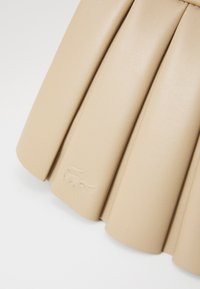 Lacoste LENGLEN BAG - Kézitáska - viennois