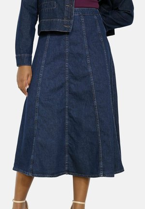 Donkerblauwe spijkerrok met een uitlopende silhouet, voorzien van verticale naden en een middellange snit. Zachte textuur, zonder zichtbare hardwaredetails.