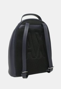Zaino in finta pelle blu navy con schienale in rete testurizzata, dotato di spallacci e logo impressosul davanti. Design compatto e strutturato.