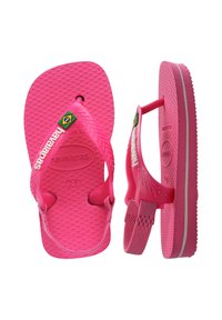 Infradito per bambini di colore rosa brillante con suole testurizzate, fasce con marchio, dettaglio della bandiera brasiliana e cinturini alla caviglia regolabili, mostrati dalla vista superiore e laterale.