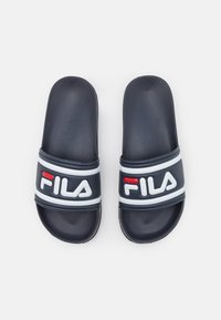 Mörkblå slidesandaler med en strukturerad överdel, med en framträdande vit och röd "FILA"-logotyp och kontrasterande grå ränder.