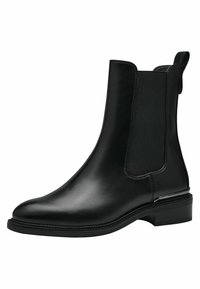 Botín Chelsea de cuero negro con paneles laterales elásticos, puntera redondeada y un tacón bajo. Textura suave con un diseño elegante y una costura sutil.