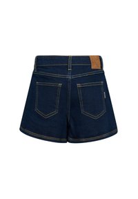 Shorts in denim blu scuro con cuciture gialle a contrasto, due tasche posteriori, passanti per la cintura e una patch in pelle marrone del marchio sulla vita.
