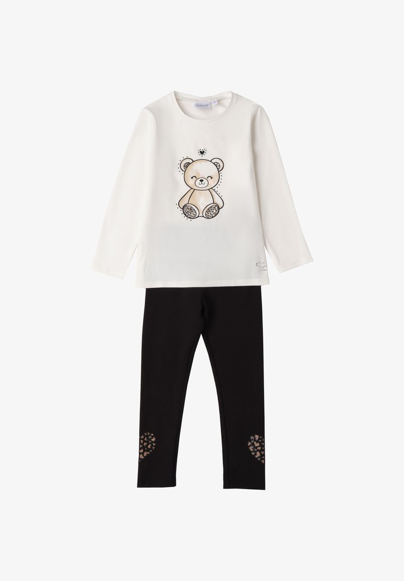 Langärmliges weißes Oberteil mit einem Bärenmotiv und schwarzen Leggings, die herzförmige Akzente am Knie haben. Baumwollmaterial mit einer glatten Textur.