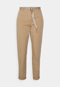 Khaki chinos med en glatt tekstur, tapered passform, oppbrettede ermer, og et satinbelte i en matchende tone med preget merkevare.