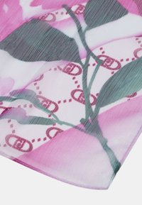 Foulard floreale in tessuto trasparente con motivi rosa e verde. I bordi sono leggermente cuciti per un finish con una consistenza morbida e leggera.