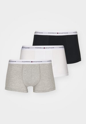 Tři páry boxerky Tommy Hilfiger v šedé, bílé a černé barvě s elastickým pasem se značkou. Bavlněný materiál, přiléhavý design.