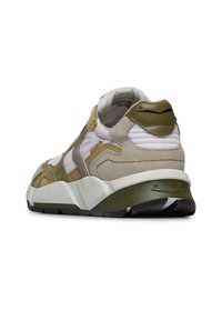 Baskets en suede et mesh avec des panneaux beige, vert olive et blanc, bout arrondi, col rembourré et semelle extérieure en caoutchouc noir avec des accents texturés.