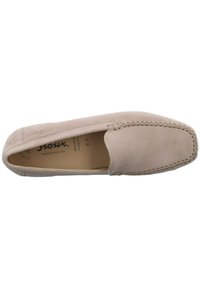 Beige suede moccasins met een gestikte teen. Beschikt over een gladde textuur en een open achterkant ontwerp. Van binnen zijn merk- en maatdetails zichtbaar.