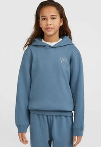 Sudadera azul con capucha, hecha de tela suave. Presenta puños y dobladillo acanalados, con un pequeño logo de color claro en el pecho.