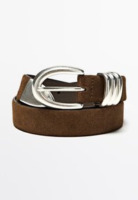 Brunt ruskindsbælte med spænde i sølvmetal med en buet form og ribbede detaljer. Glat inderside med syning.