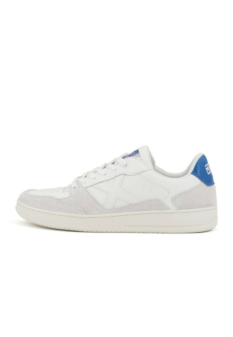 Baskets blanches avec des panneaux en cuir et daim, un accent de talon bleu et une semelle texturée. Design classique à lacets avec un logo embossé.