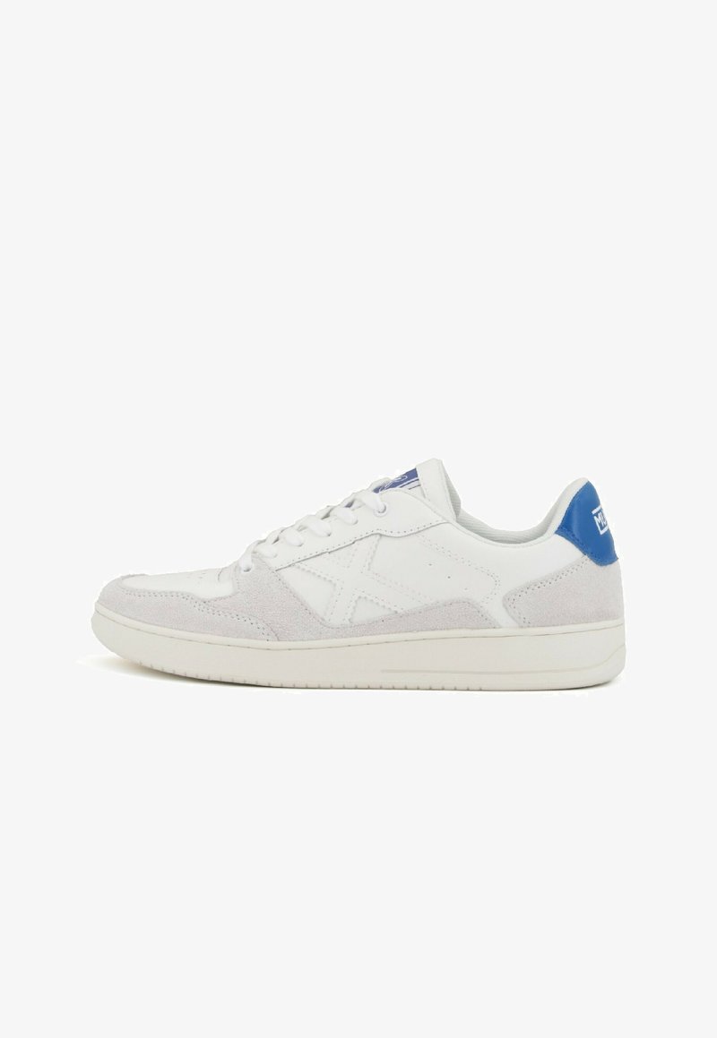 Zapatilla blanca que presenta paneles de cuero y ante, un acento en el talón azul y una suela texturizada. Diseño clásico con cordones y logotipo en relieve.