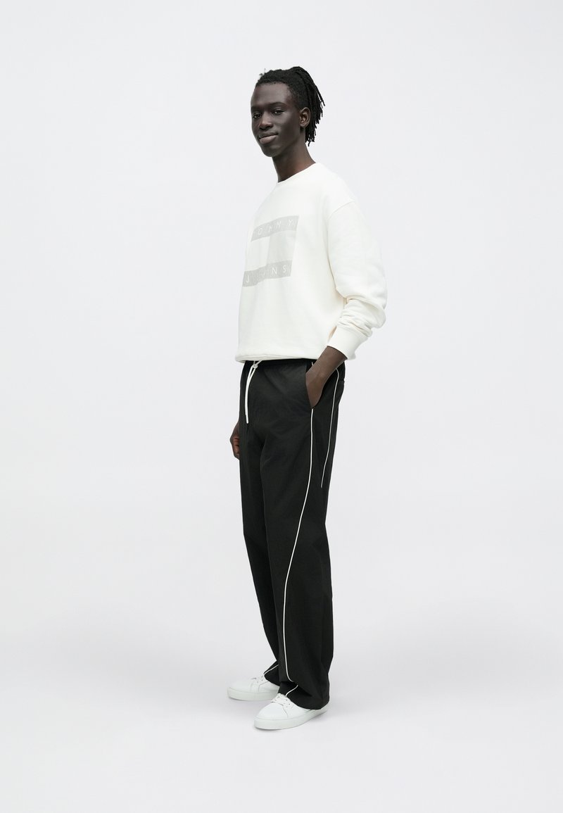 Tommy Jeans THEO WATER RESISTANT PARACHUTE TROUSERS - Teplákové kalhoty - black