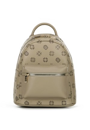 Zaino in pelle beige con motivi in rilievo, forma arrotondata, manico superiore e tasca frontale con zip. Accenti in metallo dorato per cerniera e hardware.
