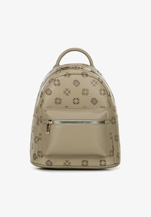 Beige Leder-Rucksack mit geprägten Mustern, runder Form, Tragegriff oben und einer vorderen Reißverschlusstasche. Akzente in Gold-Ton für den Reißverschluss und das Hardware.