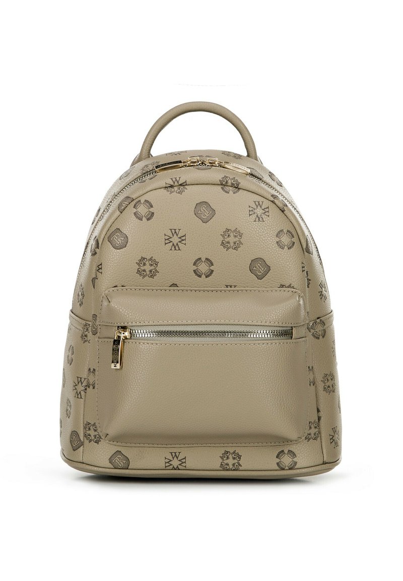 Zaino in pelle beige con motivi in rilievo, forma arrotondata, manico superiore e tasca frontale con zip. Accenti in metallo dorato per cerniera e hardware.