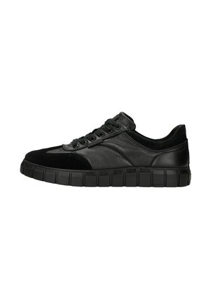 Baskets de sport noires en cuir et en daim, dotées d'une semelle texturée et d'un système de laçage à six œillets.