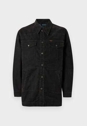 Veste en denim noir avec des boutons-pression, deux poches sur la poitrine, des poches latérales et un col pointu. Présente des coutures discrètes et une finition texturée.