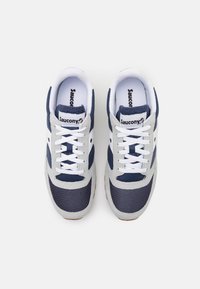 Baskets Saucony avec une tige en textile gris et des accents en mesh bleu marine, lacets blancs et logo sur la languette, semelle en caoutchouc pour l'adhérence.