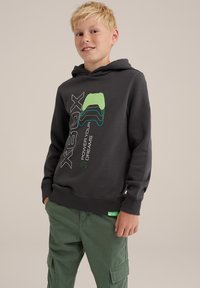 Donkergrijze hoodie met kangoeroezak, voorzien van een groene Xbox-controllerafbeelding en de tekst "POWER YOUR DREAMS." Geribde manchetten en zoom.