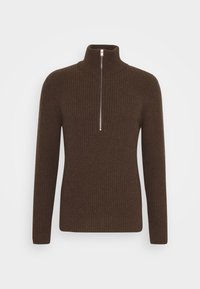 Brązowy sweter w prążki z wysokim kołnierzem i suwakem o długości jednej czwartej. Materiał wydaje się strukturalny, co zwiększa ciepło i komfort.