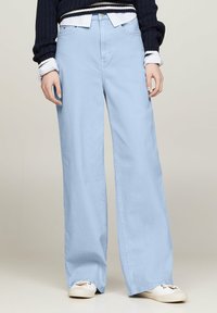 Tommy Jeans CLAIRE WIDE - Vaqueros a campana - moderate blue