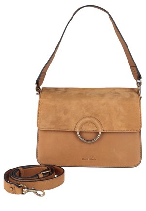 Braune Lederhandtasche mit Wildlederklappe, Metallringdetail, einem kurzen Griff und abnehmbarem, langem Riemen, der neben der Tasche zusammengerollt liegt.