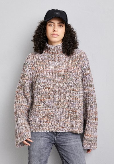Pull en tricot multicolore avec un col haut, des manches larges et un motif texturé dans des teintes pastel de violet, beige et orange.