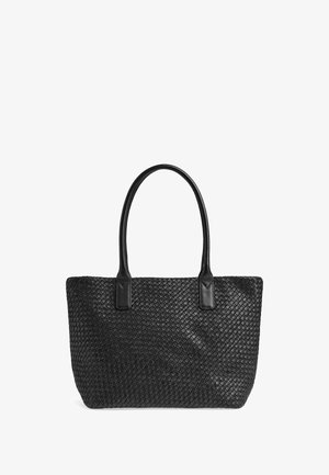 Čierna tkaná taška s hladkými koženými ušami a obdĺžnikovým tvarom, textúrovaný povrch s krížovým vzorom.