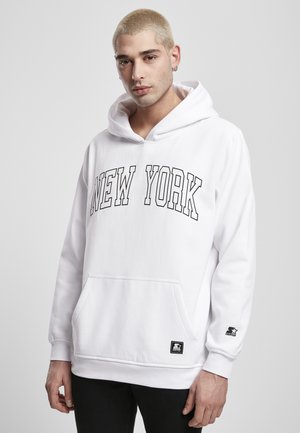 Hvid sweatshirt med "NEW YORK" grafik i sort, frontkangaroo lomme, ribbede ærmer og subtil logo-detalje på ærmet.