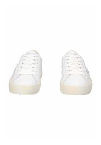 Weiße Sneakers mit einem glatten Leder-Obermaterial, runder Zehenpartie, flachen Schnürsenkeln und einer hellen Gummisohle. Einfaches Design mit minimalen Akzenten.