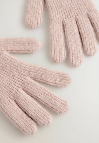Guanti in maglia rosa pallido con texture a coste, dotati di punte arrotondate e un aspetto caldo e peloso. Due guanti mostrati sovrapposti.