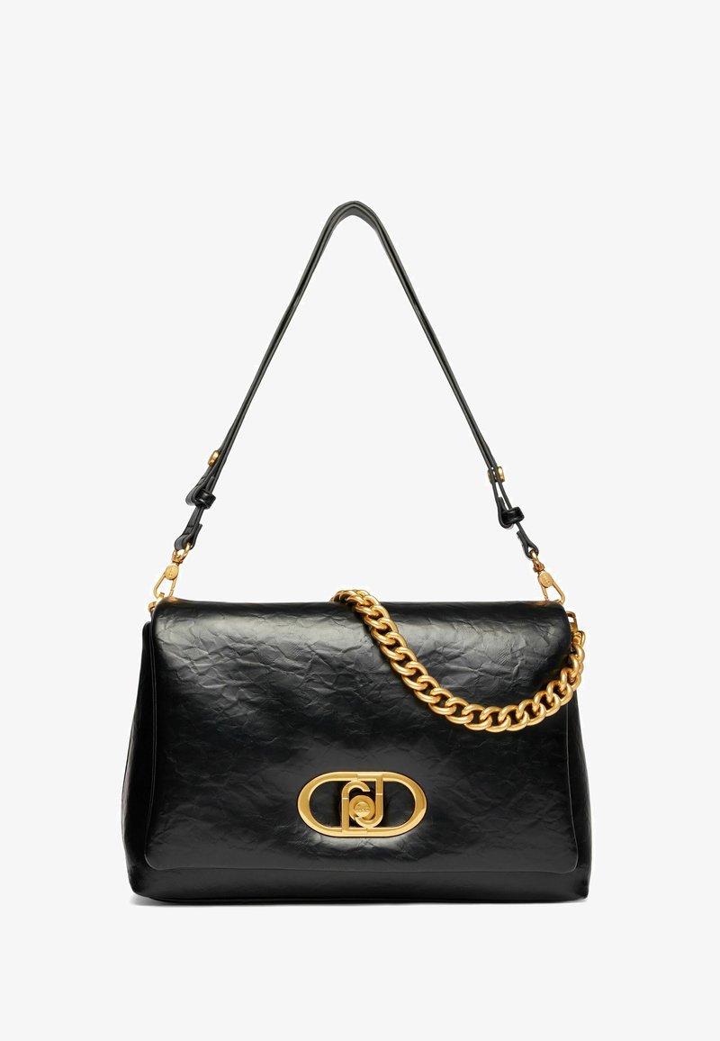 Borsa a spalla in pelle nera con texture rugosa, accentata da una catena dorata e un grande fermo dorato con logo ovale. Cinghia regolabile.