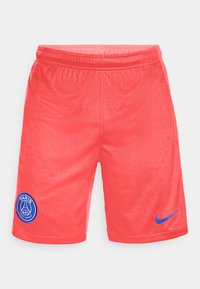 Røde atletiske shorts med struktureret overflade, udstyret med et blåt Nike-logo og et rundt Paris Saint-Germain-emblem på venstre ben.