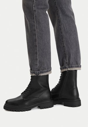 CEO - Botki na platformie