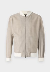 Lysebeige bomberjakke med struktureret stof, hvid krave og manchetter samt en frontlynlås. Enkel, strømlinet design.