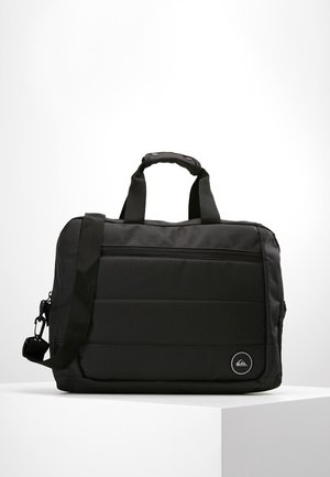 Czarna prostokątna torba na laptopa z wyściełanym wnętrzem, przednią kieszenią na zamek, podwójnymi uchwytami, regulowanym paskiem na ramię oraz małym okrągłym logo w prawym dolnym rogu.