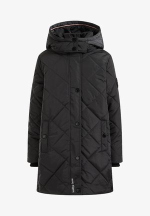 Černý prošívaný kabát s vysokým límcem, patentkami a dvěma bočními kapsami. Obsahuje kapuci a žebrované manžety pro dodatečné teplo.