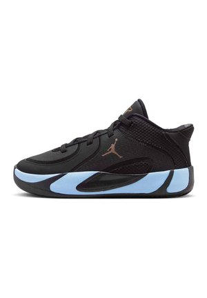 Schwarzer Basketball-Schuh mit hohem Schaft, hellblauer und schwarzer Sohle, Obermaterial aus Mesh und Synthetik und bronzefarbenem Jumpman-Logo an der Seite.