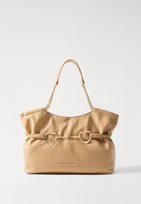 Μπεζ τσαντάκι από συνθετικό δέρμα με χαλαρή σχεδίαση, χρυσά διακοσμητικά σε σχήμα καρδιάς, αλυσίδες για χερούλια και επαίνες του λογότυπου «LOVE MOSCHINO».