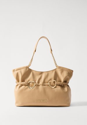 Borsa in pelle sintetica beige con design morbido, dettagli a forma di cuore dorati, manici a catena e logo impresso "LOVE MOSCHINO".