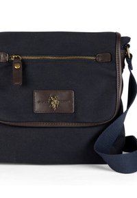 Borsa a tracolla in tela blu scuro con dettagli in pelle marrone, zip dorata e una placca con logo frontale. Presenta una tracolla regolabile.