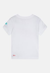 Hvit bomulls T-skjorte med kort erm og en turkis logo på venstre arm og et rødt merke nederst på kanten. Enkel design, rund hals.