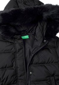 Giacca imbottita nera in nylon con cappuccio in pelliccia sintetica, dotata di chiusura con zip e logo ricamato sul lato sinistro anteriore.