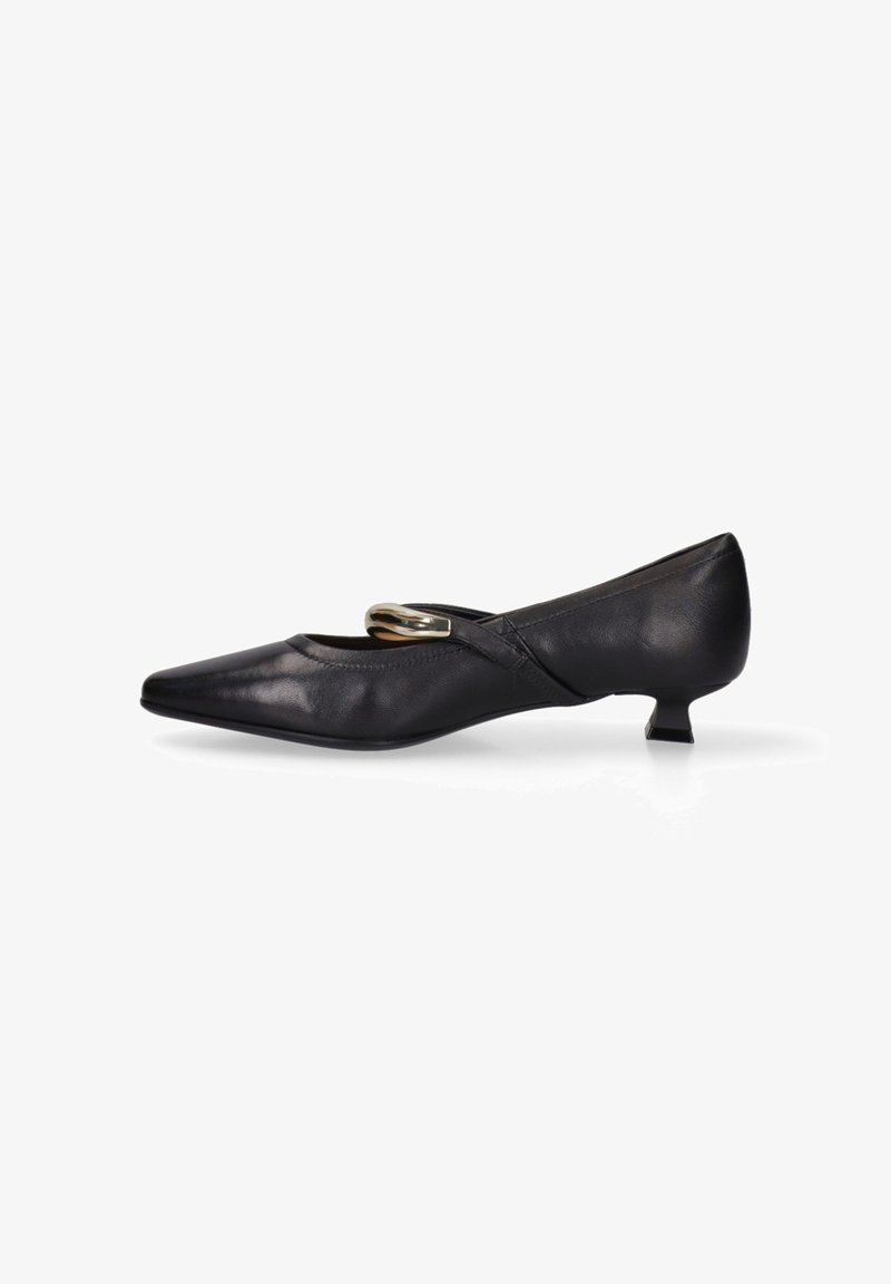 Escarpin bas en cuir noir à talon carré, avec un bout pointu, featuring une bride décorative en boucle dorée sur le dessus du pied et une finition texturée.
