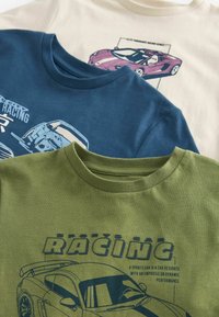 Next SHORT SLEEVE GRAPHIC 3 PACK STANDARD - Apdrukāts T-krekls - navy blue khaki green car